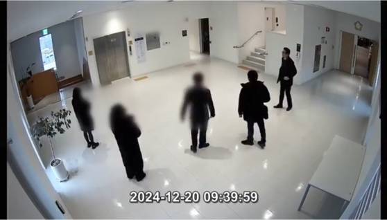 지난해 12월 20일 오전 9시 39분, 서대문구의회에서 국민의힘 소속 박진우 구의원이 출입문 앞에 서 있다. 사진 독자