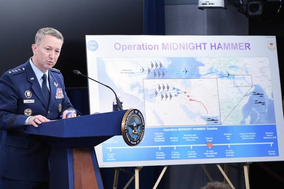 댄 케인 미 합참의장이 지난 26일(현지시간) 상원 브리핑을 갖고 이란 핵 시설을 타격한 '미드나잇 해머(Midnight Hammer)' 작전에 대해 설명하고 있다. AP=연합뉴스