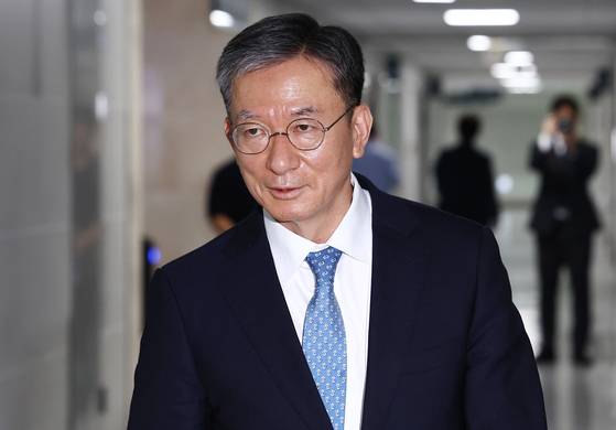 법무부 장관 후보자로 내정된 정성호 더불어민주당 의원이 30일 오전 서울 여의도 국회 의원회관 내 의원실로 출근하고 있다. 뉴스1