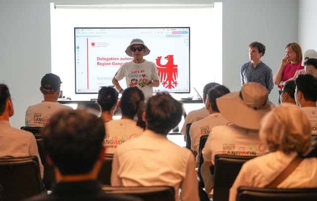 ▲ 강원도 대표단이 29일(현지시간) 이탈리아 남티롤 도 돌로미티 지역 내 리조트에서 남티롤 관계자로부터 현지 케이블카에 대한 설명을 듣고 있다. 도 제공