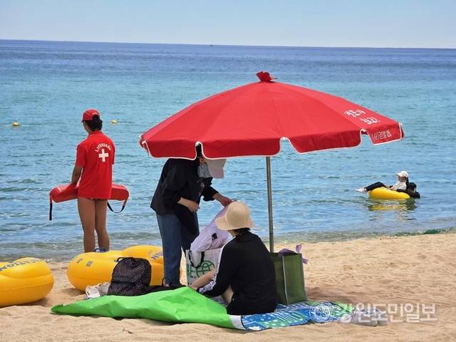 ▲ 30일 강릉 낮 기온이 35도를 웃돌자, 가족 단위 관광객들이 경포해변을 찾아 해수욕을 즐기는 등 무더위를 피하고 있다.황선우 기자