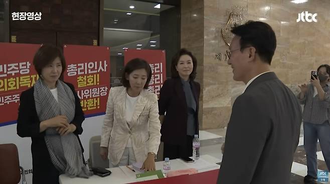 김민석 국무총리 후보자(맨 오른쪽)가 30일 김 후보자 지명 철회를 요구하는 나경원 국민의힘 의원(왼쪽에서 두번째)의 농성장을 찾아 인사하고 있다. JTBC 유튜브 화면 캡처