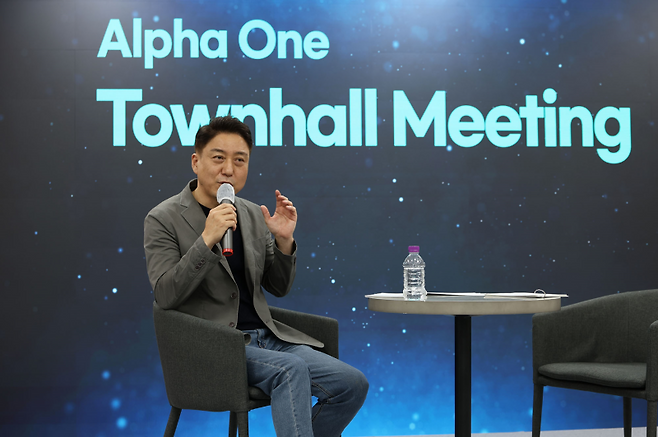 박승표 KT알파 대표이사가 타운홀 미팅을 통해 임직원들과 소통하고 있다. KT알파