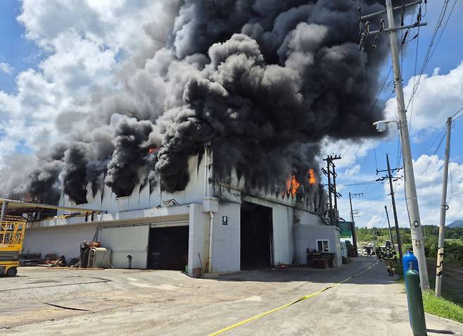 30일 오후 1시19분쯤 경북 영천시 신녕면의 한 폐기물 공장에서 불이 나 4시간 만에 큰 불길이 잡혔다. 경북소방본부 제공