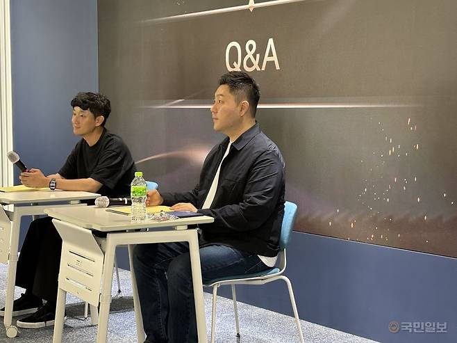 왼쪽부터 한재영 스마일게이트 메가포트 이사, 김효재 엔엑스쓰리게임즈 PD.