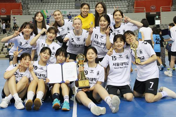 사진 제17회 대한핸드볼협회장배 전국생활체육 핸드볼대회 여자대학부 우승을 차지한 서울대학교, 사진 제공=대한핸드볼협회