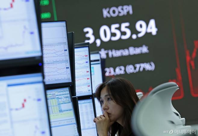 지난 27일 오후 서울 중구 하나은행 본점 딜링룸 전광판에 코스피 지수가 표시되고 있다. /사진=뉴스1