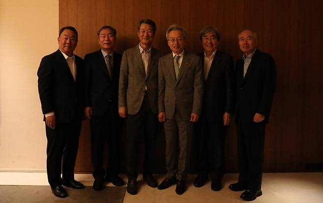 왼쪽부터 조문수 한국카본 회장, 박일동 디섹 회장, 이세용 이랜텍 회장(위원장), 최진식 한국중견기업연합회 회장, 박진선 샘표식품 사장, 황철주 주성엔지니어링 회장/사진= 중견련