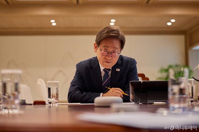 (서울=뉴스1) 허경 기자 = 이재명 대통령이 23일 서울 용산구 대통령실 청사 집무실에서 프라보워 수비안토 인도네시아 대통령과 블루투스 스피커로 전화 통화를 하고 있다. (대통령실 제공. 재판매 및 DB 금지) 2025.6.23/뉴스1 Copyright (C) 뉴스1. All rights reserved. 무단 전재 및 재배포, AI학습 이용 금지. /사진=(서울=뉴스1) 허경 기자