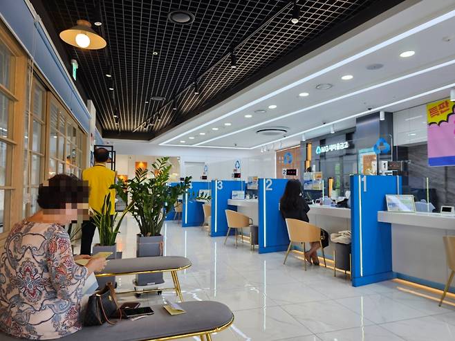 30일 오전. 서울 송파 소재의 한 새마을금고 창구. 정부의 '가계부채 관리 방안' 발표 이후 첫 영업일에도 비교적 한산한 모습을 보이고 있다./사진=이창섭 기자.