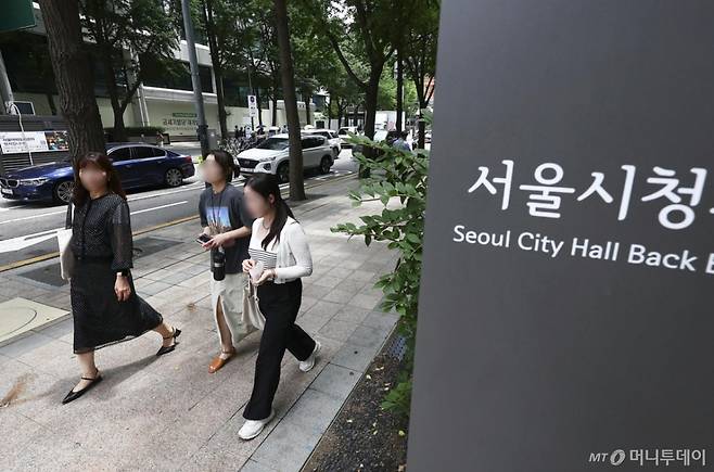 6월 30일 서울시청에서 여성 공무원들이 오가고 있다. /사진=뉴시스 /사진=김근수