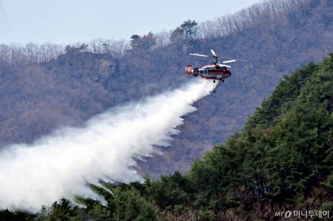 산불진화헬기가 진화작업을 펼치고 있는 모습./사진제공=뉴시스
