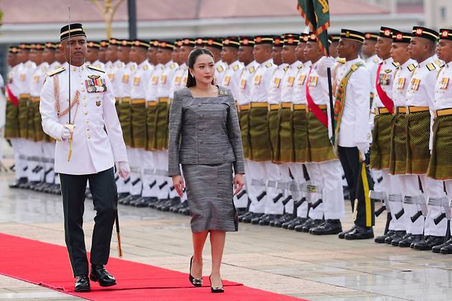 패통탄 친나왓 태국 총리 지지율이 10% 급락했다. 사진은 친나왓 총리가 지난해 12월16일 말레이시아 푸트라자야에 도착해 의장대를 사열한 모습. /사진=로이터