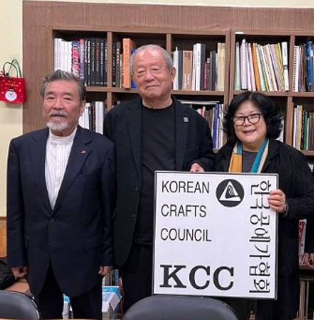 업무협약을 위해 지난 2023년 한국공예가협회 사무실에서 만난 양국 공예 단체 대표들. 왼쪽부터 이시다 조 교토예제교류협회 회장, 하타 노보루 교토공예미술작협회 이사장, 장영란 한국공예가협회 이사장. 한국공에가협회 제공