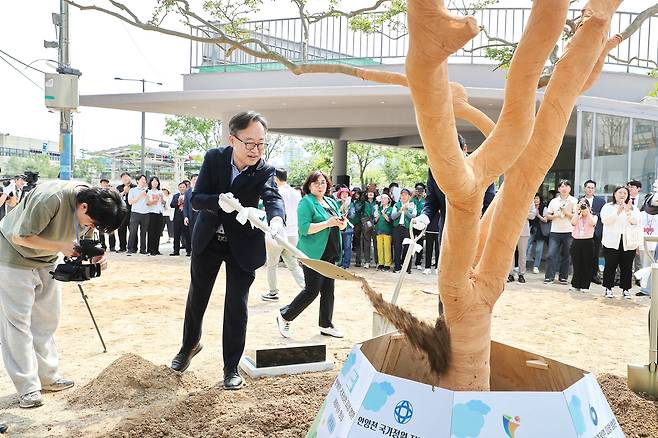 유성훈 금천구청장 안양천 나무 심기