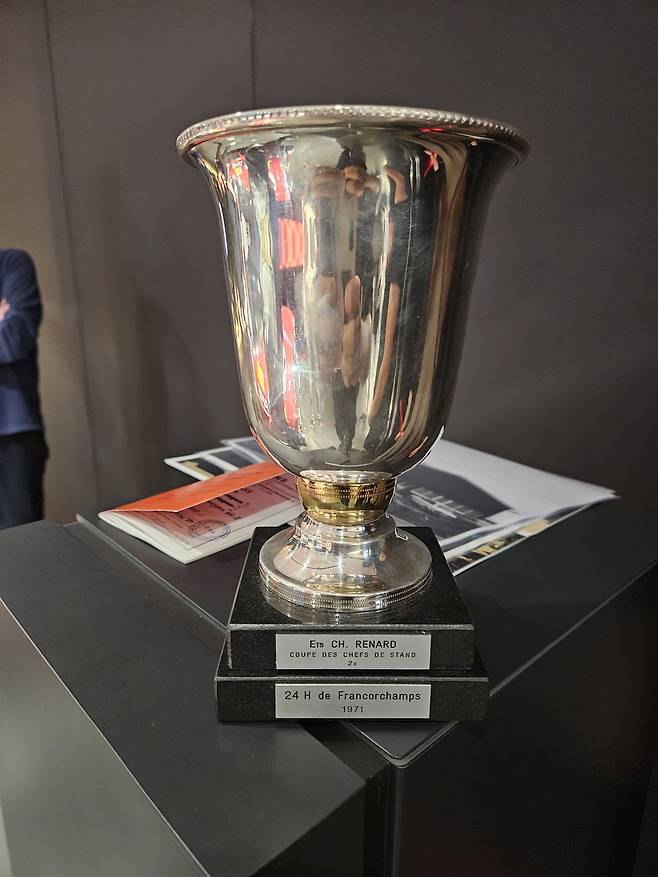 메르세데스-AMG가 1971년 벨기에 스파 24시 내구 레이스에서 들어올린 우승겁. 독일 아팔터 바흐=서재근 기자