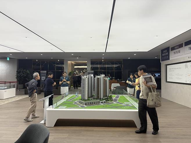 27일 ‘리버센트 푸르지오 위브’ 견본주택에서 방문객들이 단지 모형도를 둘러보는 모습. 정주원 기자