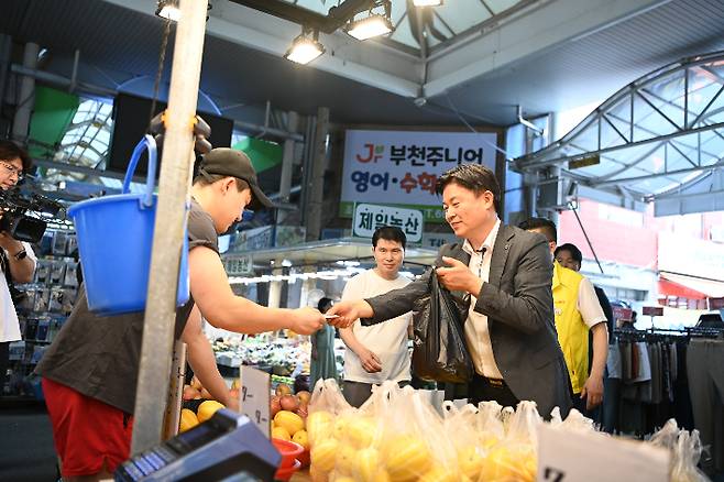 전통시장에서 지역화폐로 물건을 구매하고 있는 조용익 부천시장 모습. 부천시 제공