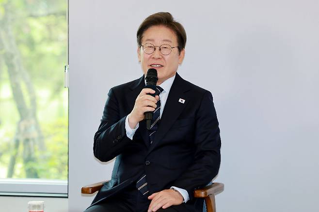 이재명 대통령이 30일 서울 용산 대통령실 파인그라스에서 열린 문화예술계 수상자 간담회에서 발언하고 있다. 연합뉴스