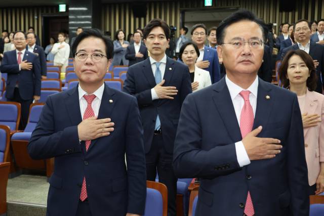 ▲국민의힘 송언석 원내대표가 30일 서울 여의도 국회에서 열린 의원총회에서 국기에 경례하고 있다. ⓒ연합뉴스