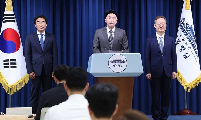 내각 인선 브리핑 강훈식 대통령 비서실장(가운데)이 29일 서울 용산 대통령실 기자회견장에서 내각, 참모진 인선과 관련한 브리핑을 하고 있다. 왼쪽은 전성환 경청통합수석, 오른쪽은 봉욱 민정수석. 남정탁 기자