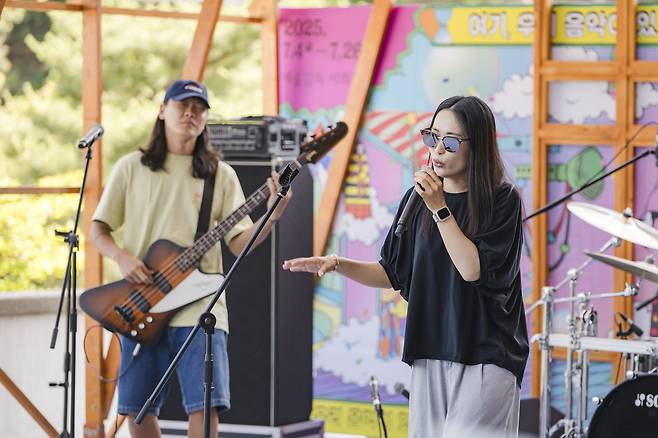 11일 국립극장에서 열린 여우락 2025 쇼케이스에서 3인조 인디밴드 까데호와 ‘사우스바운드’ 무대를 미리 선보이고 있는 소리꾼 정은혜. 국립극장 제공