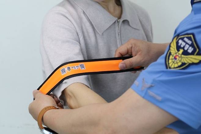 군산해경이 해루질 사고 예방을 위해 개발해 보급에 나선 '해루질 사고 예방 손목밴드' 시착 모습. 군산해경 제공