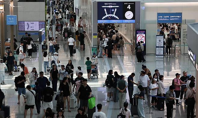 인천 영종도 인천국제공항 1터미널 출국장이 탑승객들로 붐비고 있다. 연합뉴스