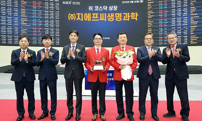 30일 서울 영등포구 한국거래소에서 열린 지에프씨생명과학 코스닥시장 상장기념식에서 관계자들이 상장기념패 전달 후 기념 촬영하고 있다. 왼쪽부터 유도석 한국IR협의회 상무, 이동훈 코스닥협회 회장, 민경욱 한국거래소 코스닥시장본부장, 강희철 지에프씨생명과학 대표이사, 표형배 지에프씨생명과학 대표이사, 오익근 대신증권 대표이사, 황창순 코넥스협회 회장. 한국거래소 제공