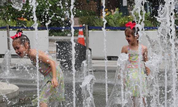 서울 전역에 폭염주의보 - 서울 전역에 폭염주의보가 발효된 30일 서울 종로구 광화문 광장 바닥 분수대에서 외국인 어린이들이 물놀이를 하며 더위를 식히고 있다. 2025.6.30 연합뉴스
