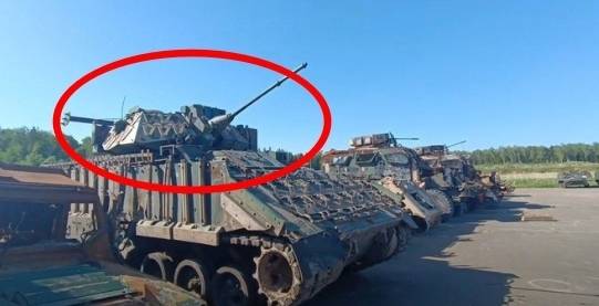 러시아군이 노획한 미군의 M2 브래들리 보병전투장갑차에 러시아산 30㎜ 포를 장착한 새로운 무기(사진)를 보유 중인 것으로 확인됐다. 더워존 제공