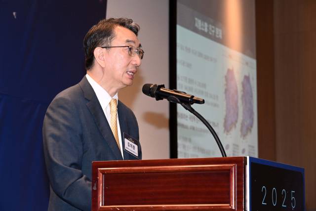 김의준 서울대학교 농경제사회학부 교수가 27일 인천 연수구 송도센트럴파크호텔에서 열린 서울경제TV 미래전략포럼-인천에서 '지방소멸 대응 정책적 과제'를 주제로 강연하고 있다. 조태형 기자 2025.06.27