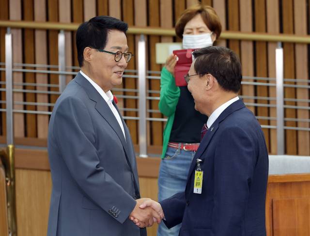 박지원(오른쪽) 더불어민주당 의원이 19일 서울 여의도 국회 정보위원회에서 이종석 국가정보원장 후보자와 악수하고 있다. 연합뉴스