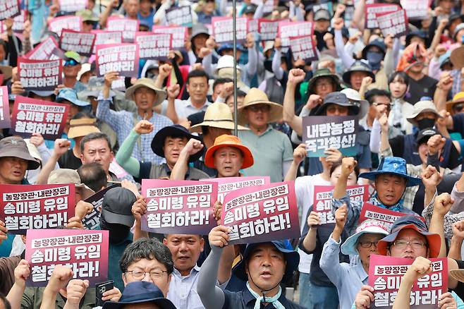 30일 서울 용산구 대통령실 인근 한강대로에서 열린 전국농민결의대회 참가자들이 송미령 농림축산식품부 장관에 대한 유임 결정 철회를 촉구하며 구호를 외치고 있다. ⓒ연합뉴스
