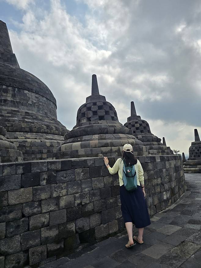 순례자에서 여행객으로 바뀐 보로부두르 방문객도 그 존재에 탄성은 잦아들지 않는다.