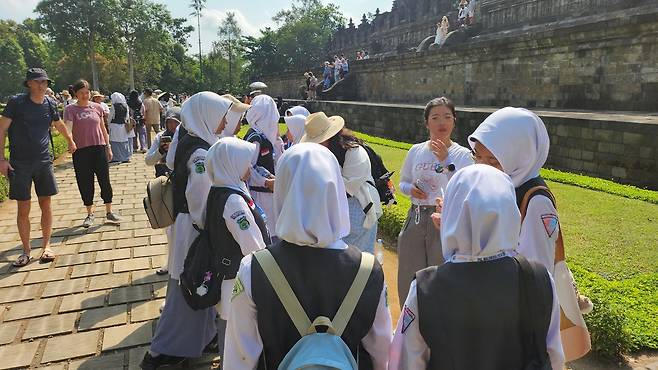 보로부두르 방문객은 불교보다 한류에 더 큰 관심을 보였다. 한국 여행객에 관심이 쏠린 현지 학생들.