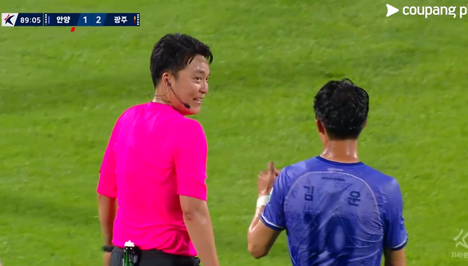 이동준 주심이 안양 김운에게 노파울 상황을 웃으며 설명하고 있다. 쿠팡 플레이 화면 캡처