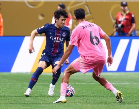 이강인(왼쪽). /사진=PSG 공식 SNS 갈무리