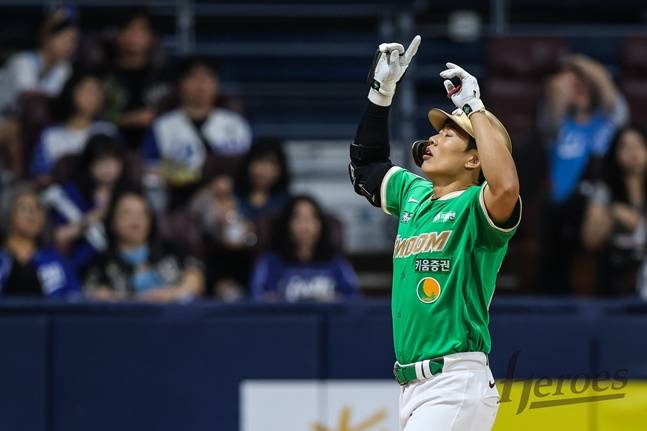 송성문이 홈런을 날리고 득점하며 세리머니를 하고 있다. /사진=키움 히어로즈 제공