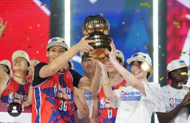 용산고의 주장 에디 다니엘(왼쪽)이 우승컵을 들어올리고 있다. /사진=미국프로농구(NBA) 라이징 스타 인비테이셔널 SNS
