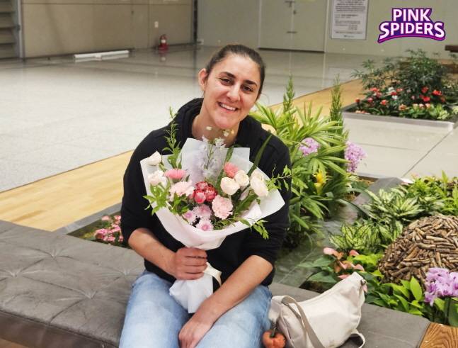 피치가 30일 입국 후 환영의 꽃다발을 들고 미소를 짓고 있다. /사진=인천 흥국생명 제공