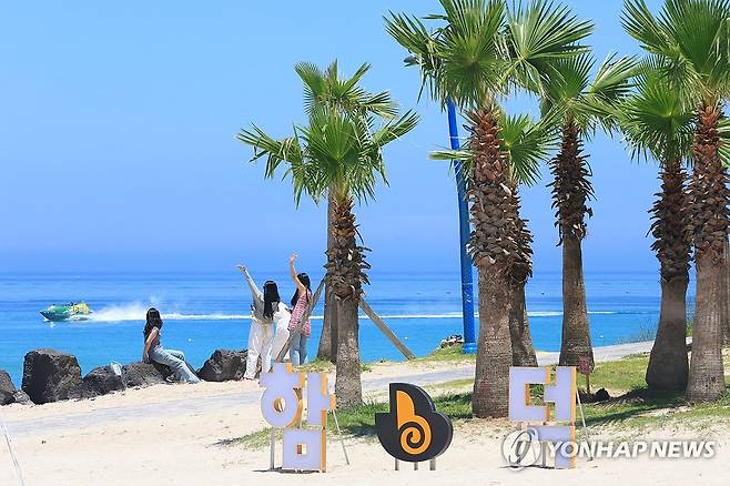 여름엔 바다가 최고 (제주=연합뉴스) 전지혜 기자 = 제주도 동부에 폭염경보, 북부와 중산간에 폭염주의보가 내려진 29일 제주시 조천읍 함덕해수욕장에서 피서객들이 여름 정취를 즐기고 있다. 2025.6.29 atoz@yna.co.kr