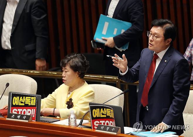 정회 요구하는 박형수 의원 (서울=연합뉴스) 박동주 기자 = 30일 국회에서 열린 예산결산특별위원회 전체회의에서 국민의힘 박형수 의원이 정회를 요구하고 있다. 2025.6.30 pdj6635@yna.co.kr