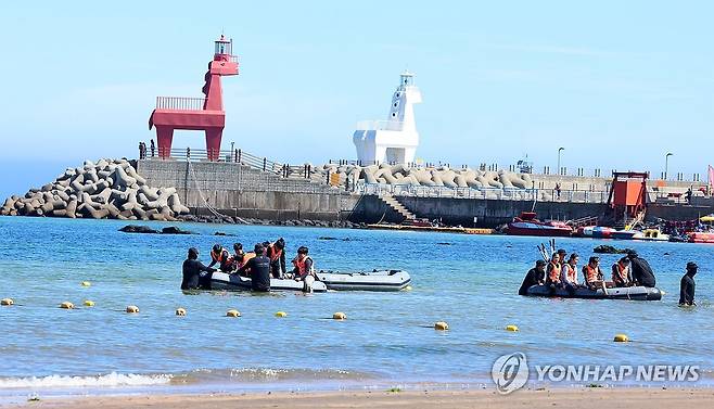 해경특공대원과 함께하는 바다 생존수영 교육 (제주=연합뉴스) 박지호 기자 = 30일 오전 제주시 이호해수욕장에서 도리초등학교 학생들이 해경특공대원들로부터 바다 생존수영 교육을 받고 있다. 2025.6.30 jihopark@yna.co.kr
