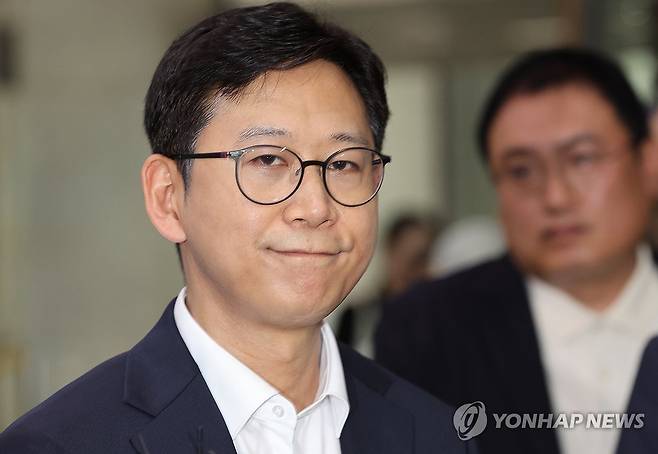 답변하는 배경훈 과기정통부 장관 후보자 (서울=연합뉴스) 서명곤 기자 = 배경훈 과학기술정보통신부 장관 후보자가 24일 서울 종로구 광화문우체국에 마련된 인사청문회 준비 사무실로 출근하며 취재진의 질문에 답하고 있다. 2025.6.24 seephoto@yna.co.kr