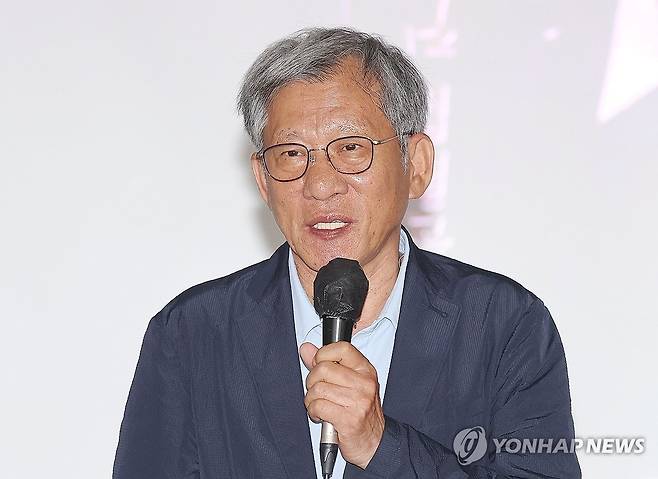 인사말하는 유홍준 이사장 (서울=연합뉴스) 이재희 기자 = 이애주문화재단이 고 이애주 선생의 일생과 춤을 담은 사진집 '천명' 출판기념회를 연 30일 서울 중구 환경재단 레이첼카슨홀에서 유홍준 이애주문화재단 이사장이 인사말을 하고 있다. 2025.6.30 scape@yna.co.kr