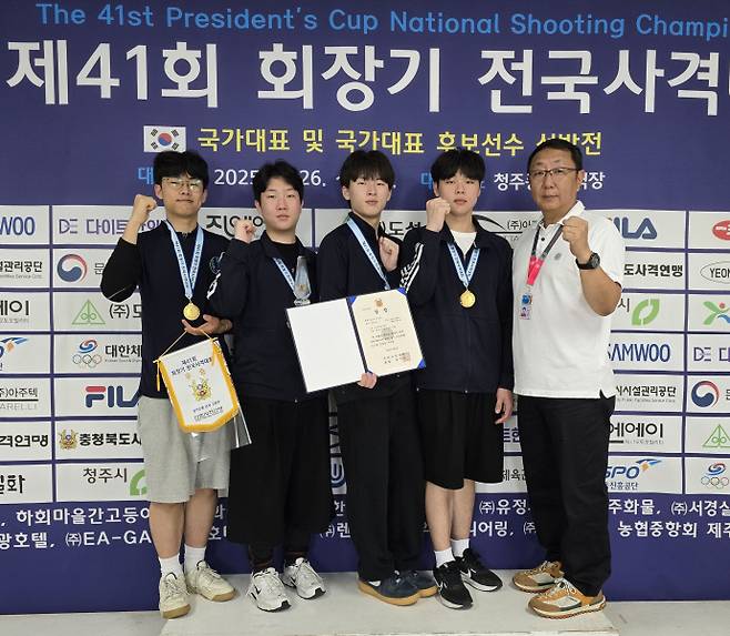 1일 충북 청주종합사격장에서 열린 제41회 회장기 전국사격대회 남고부 공기소총 단체전서 우승한 인천체고 선수단이 기념사진을 찍고 있다. 사진=인천체육고등학교