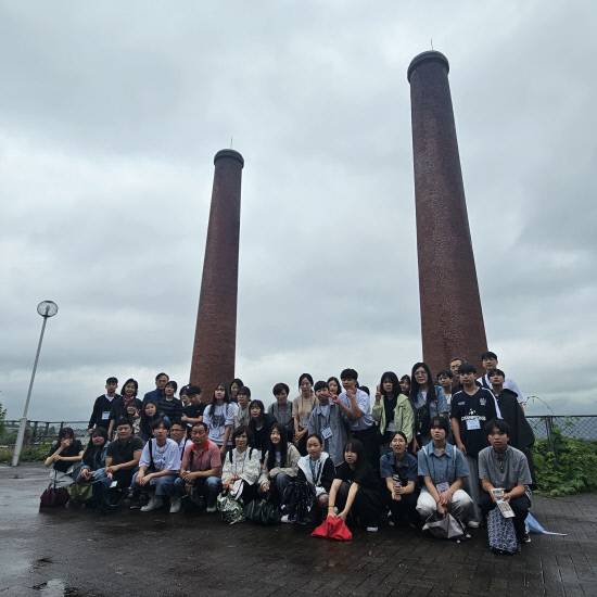 석탄 기념공원은 1890년대에 미쯔이 광산이 진출한 것을 시작으로 대규모 개발이 이루어졌던 지역을 박물관으로 조성한 곳입니다. 지금은 당시 사용하던 2개의 굴뚝만이 남아있습니다.