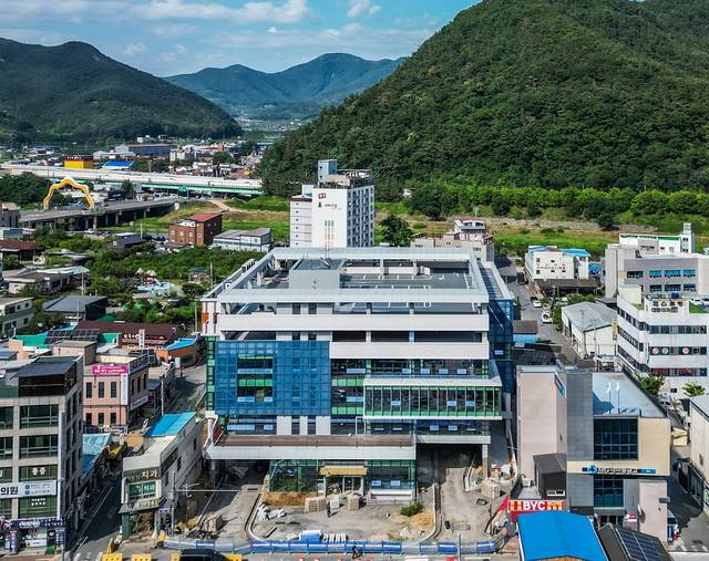 청도군 버스 환승장과 상가가 결합된 상상마루 현장사진. 청도군 제공