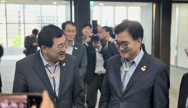 주낙영 경주시장과 우원식 국회의장(오른쪽)이 1일 경주 화백컨벤션센터(HICO)에서 2025 APEC 현장점검 브리핑을 들으며 대화를 나누고 있다. 장성재 기자